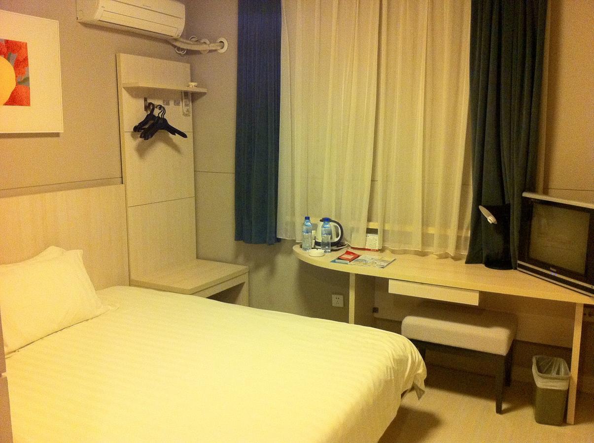Magnolia Business Hotel Xining Railway Station Grand Cross Mojia Street Bagian luar foto