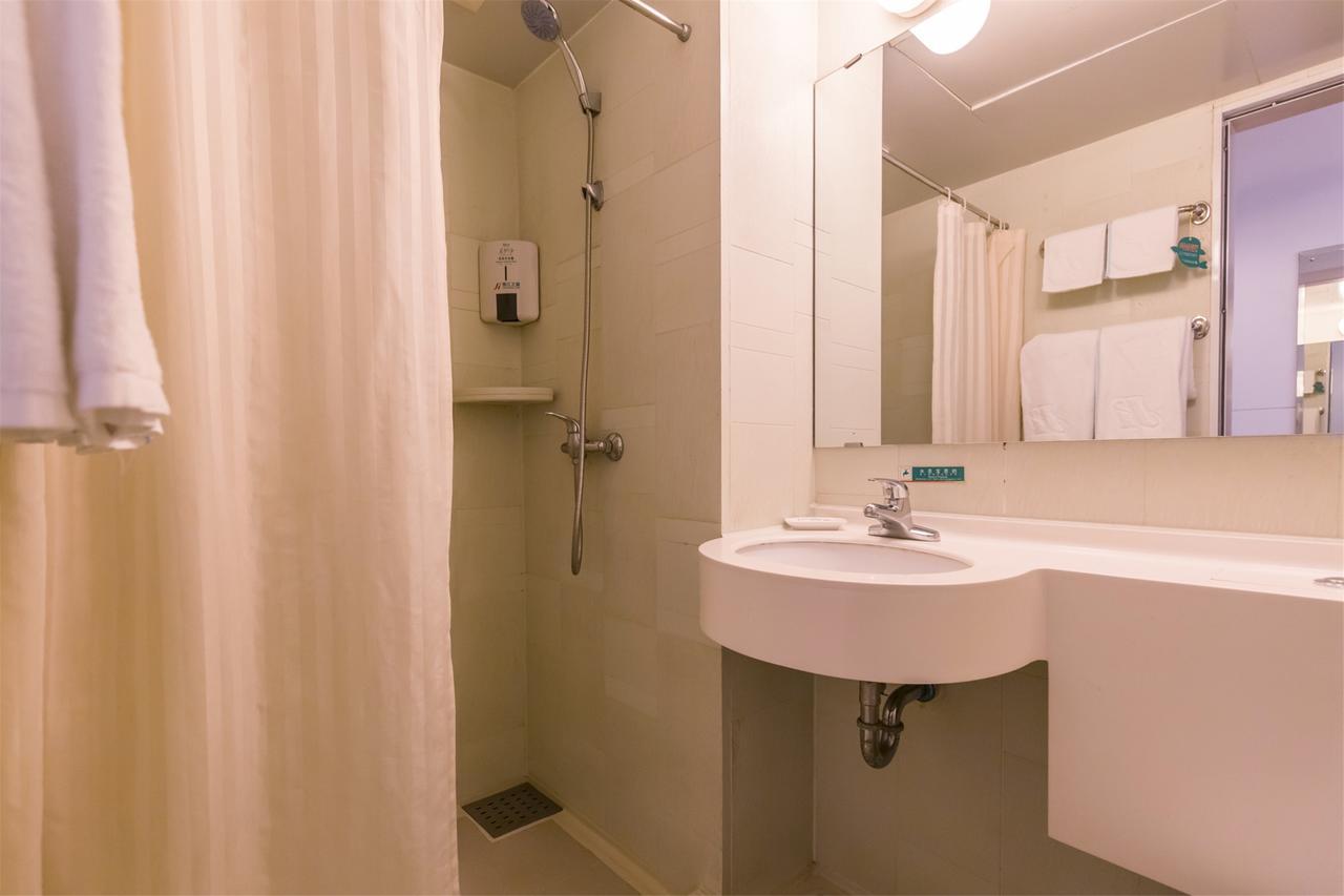 Magnolia Business Hotel Xining Railway Station Grand Cross Mojia Street Bagian luar foto